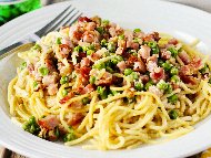 Рецепта Спагети карбонара с бекон, грах, заквасена сметана и пармезан
